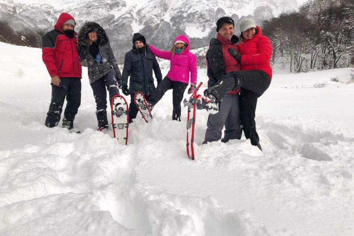 actividades con nieve en el fin del mundo con raquetas en grupo