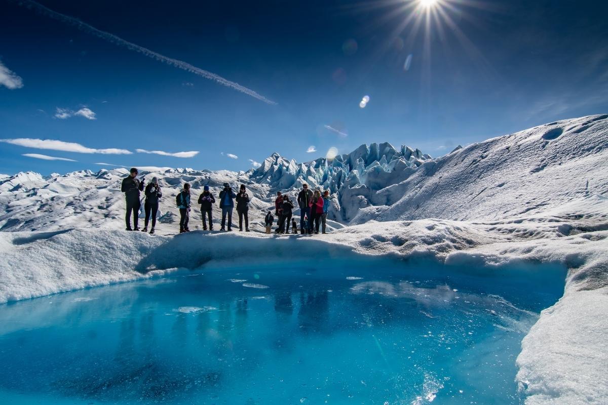 laguna azul en el glaciar