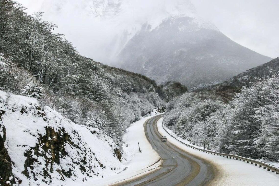 Ruta con montañas cubiertas de nieve