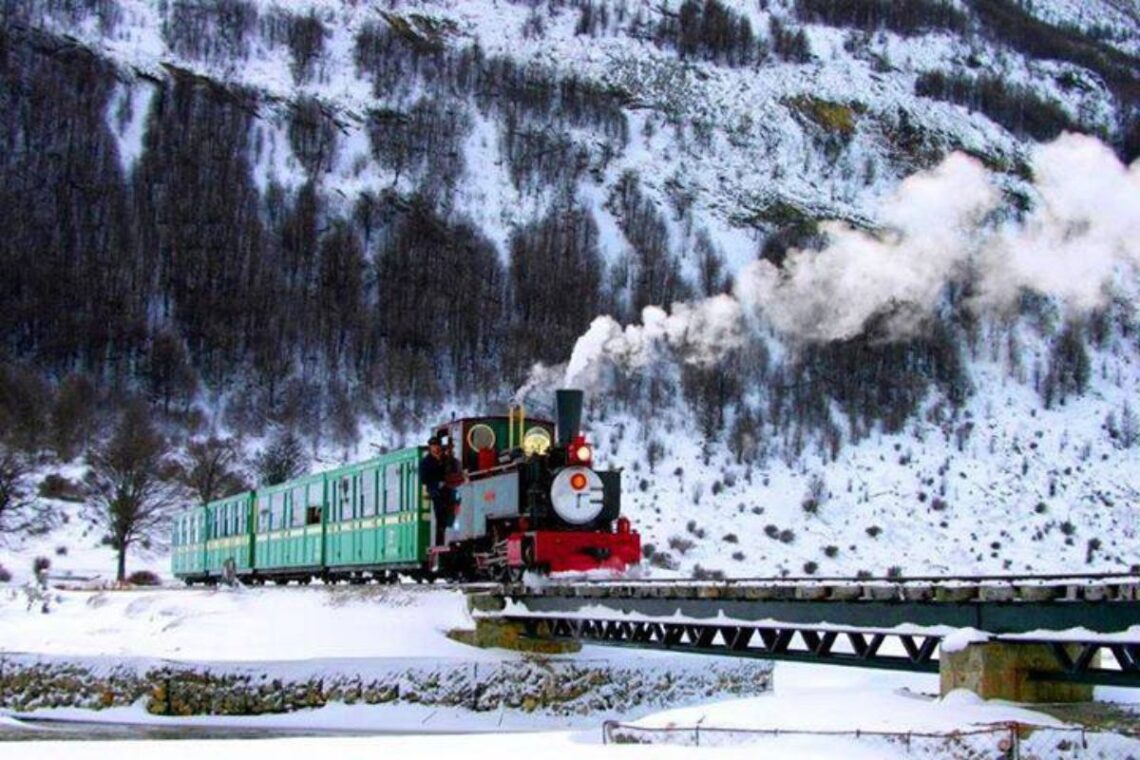 tren del fin del mundo cubierto de nieve