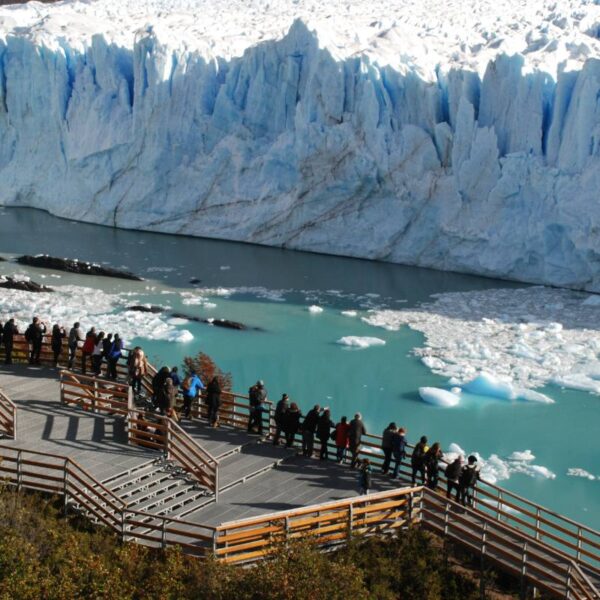 personas contemplando el glaciar