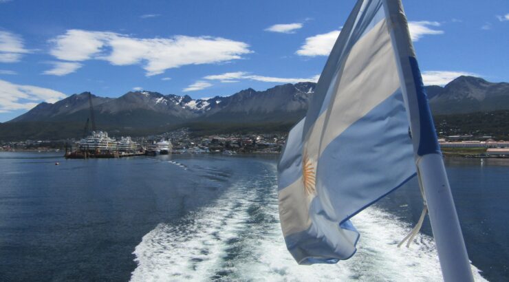 Navigation through the Beagle Channel to the Lighthouse